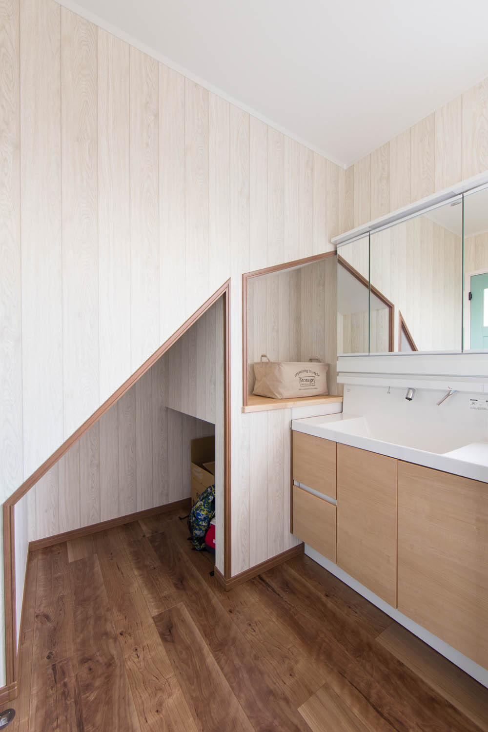 ブルーのドアを中心にした西海岸風インテリアの家　郡山市注文住宅