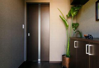 統一された色調が生むスタイリッシュな家の写真
