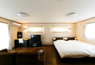 吹き抜けと大きな窓で圧倒的な開放感のある家の写真