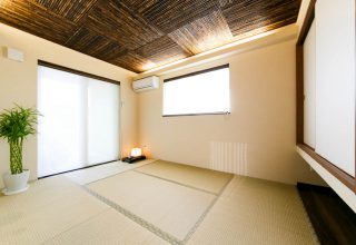 吹き抜けと大きな窓で圧倒的な開放感のある家の写真