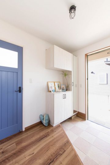 ブルーのドアを中心にした西海岸風インテリアの家　郡山市注文住宅の写真