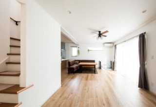 ペットとともに心地よく暮らす 広々リビングで走りまわれる家の写真