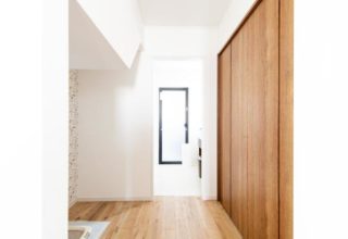 ペットとともに心地よく暮らす 広々リビングで走りまわれる家の写真