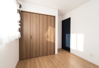 ペットとともに心地よく暮らす 広々リビングで走りまわれる家の写真