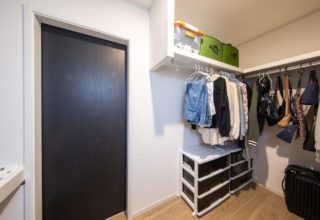 ペットとともに心地よく暮らす 広々リビングで走りまわれる家の写真
