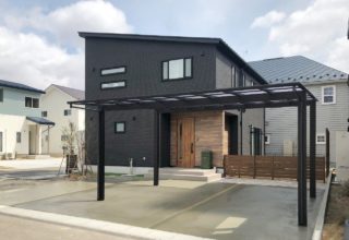 ペットとともに心地よく暮らす 広々リビングで走りまわれる家の写真